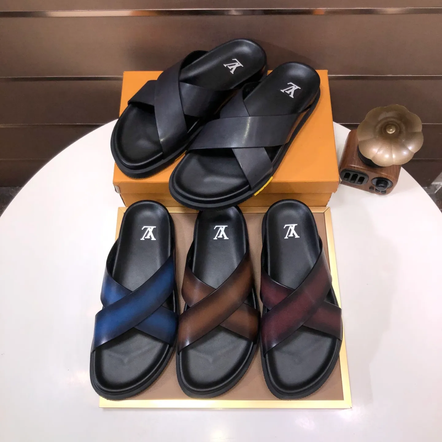 Men's shoes 💰400💰 [Louis Vuitton LV slippers] (high-end cowhide) counter 1:1 fashion style, a must-have for summer! The designer used LV’s iconic outsole. The original simple slippers instantly become fashionable! The upper is made of flexible special cowhide leather straps alternately, and the workmanship is exquisite! A must-have for stylish men in summer, size 38-45 (45 customized)